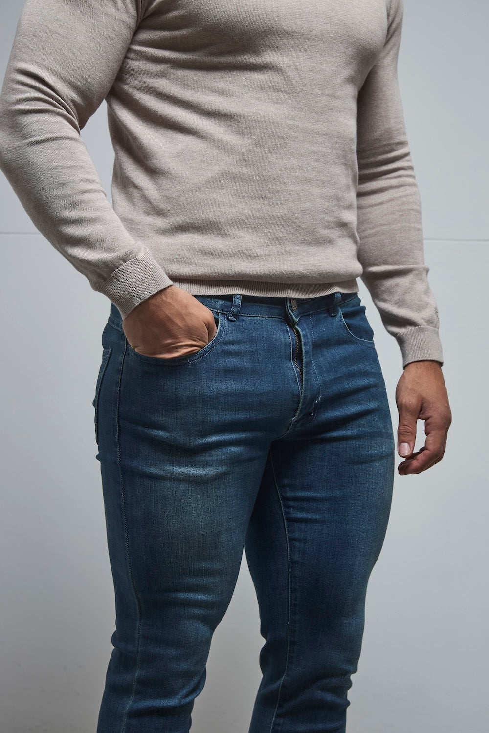 Muscle Fit Jeans in Mid Blue