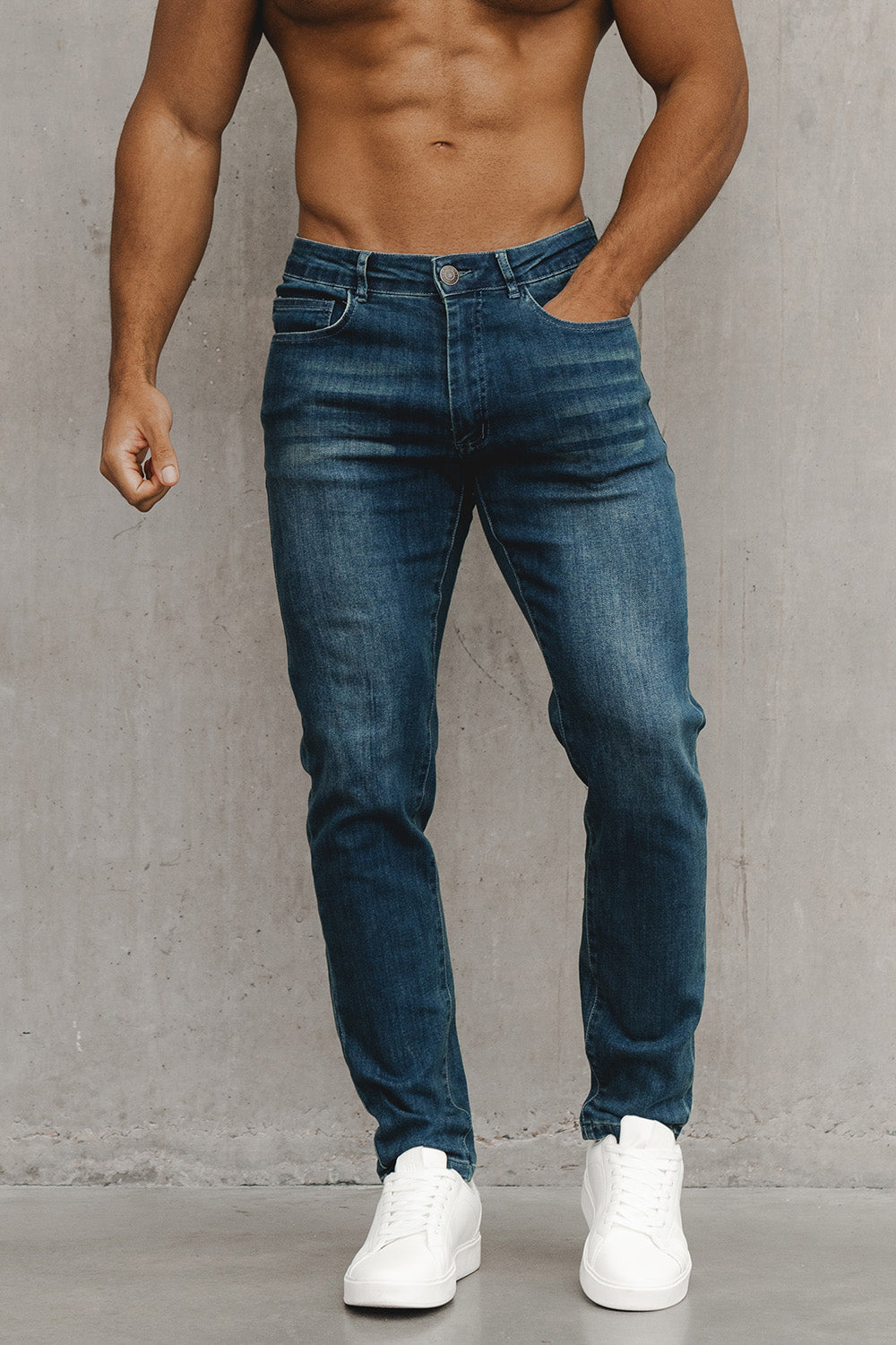 Muscle Fit Jeans in Mid Blue