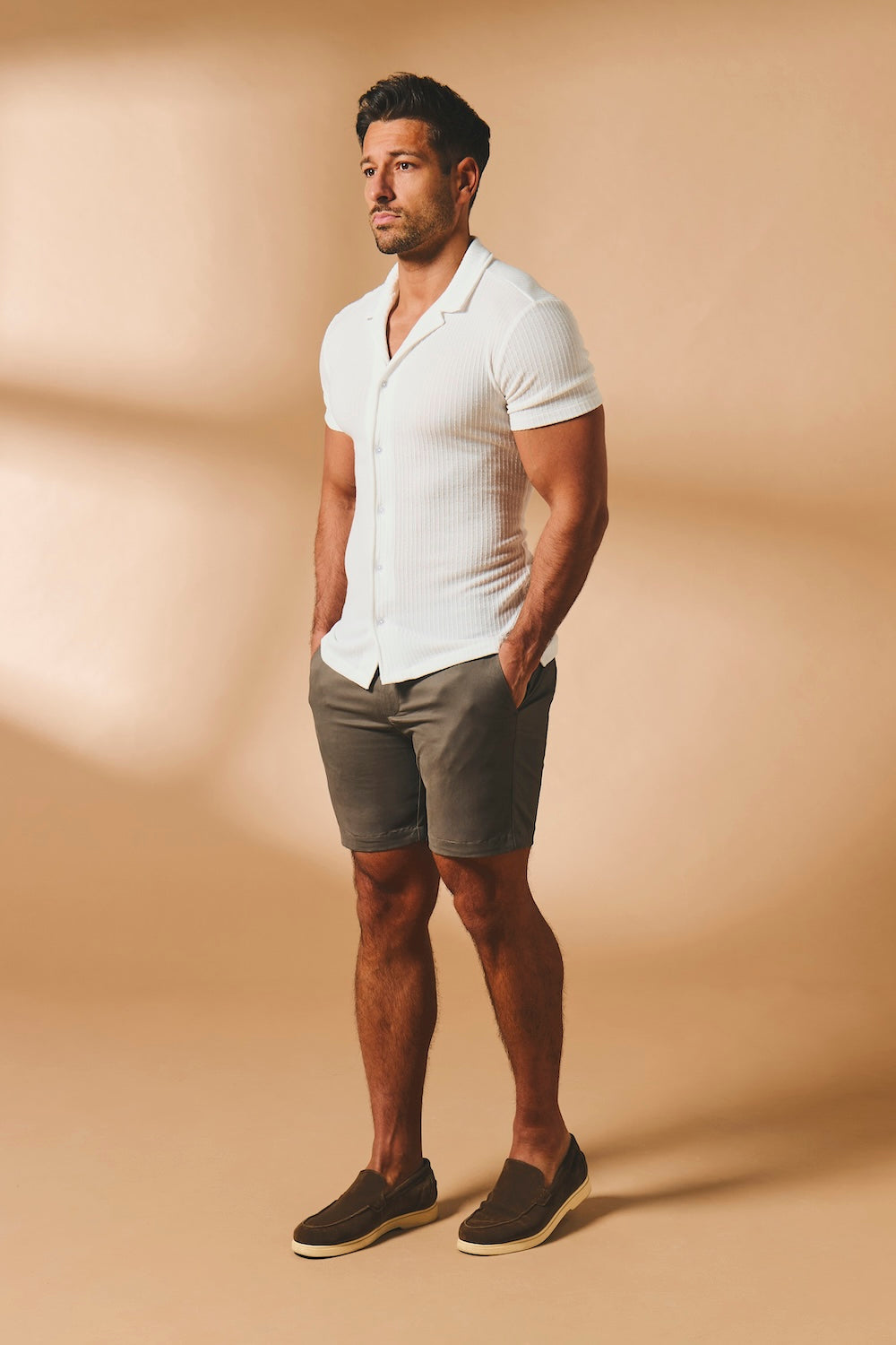 Muscle Fit Stretch Chino Shorts in Mocha