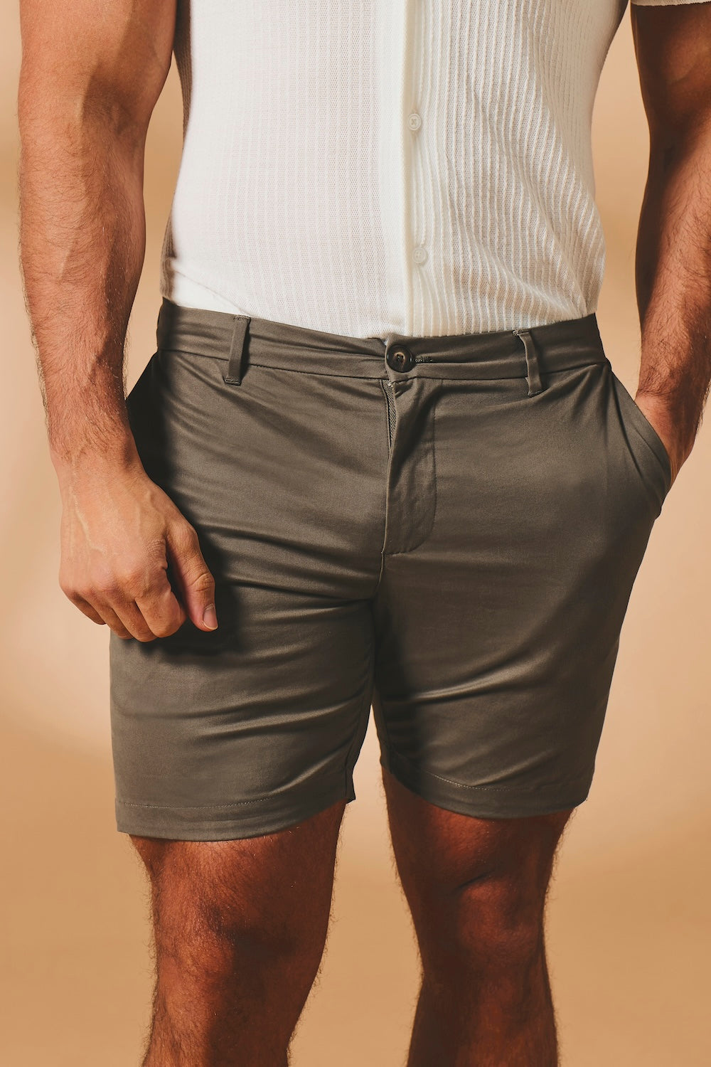 Muscle Fit Stretch Chino Shorts in Mocha
