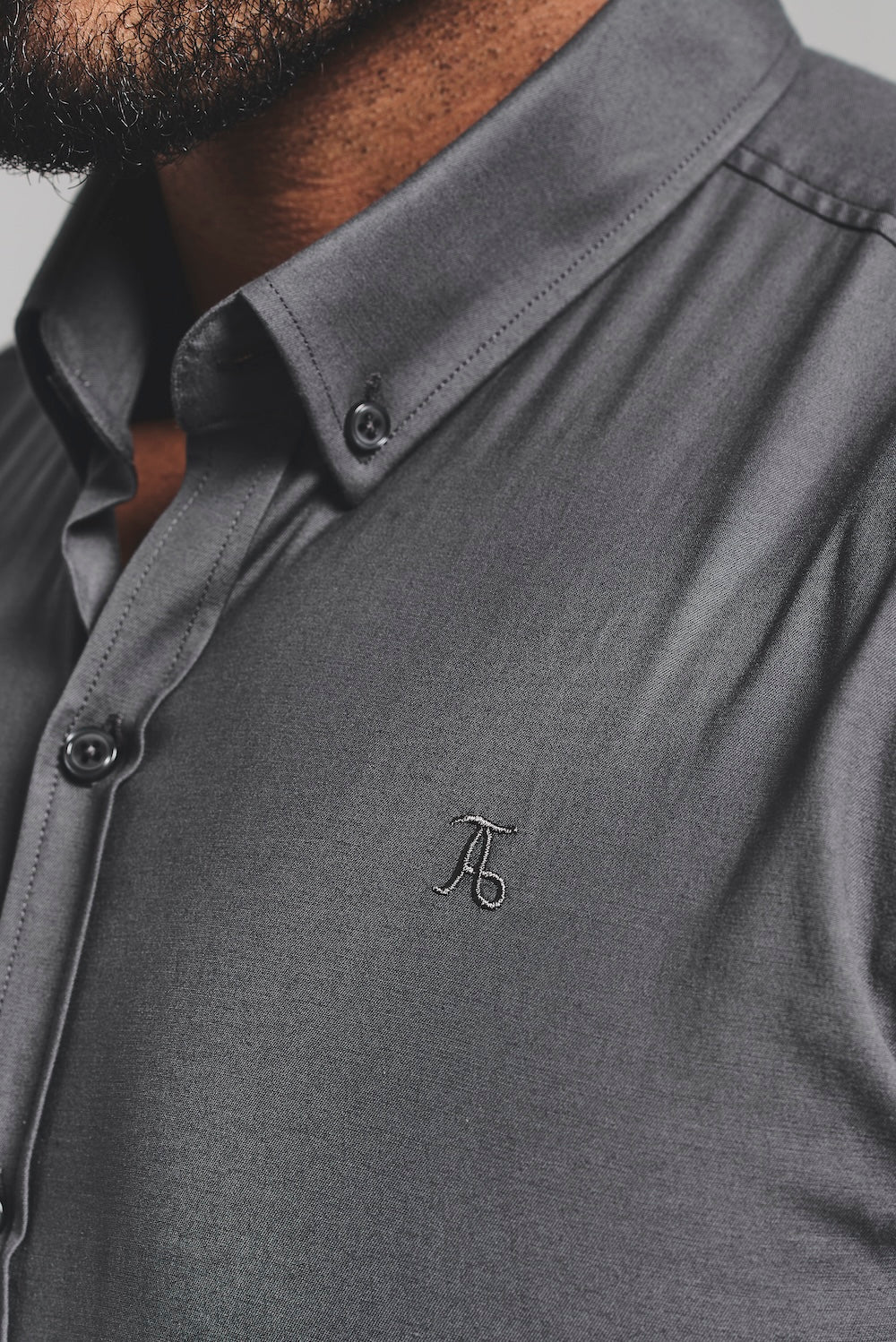 Muscle Fit Short Sleeve Signature Shirt in Grey