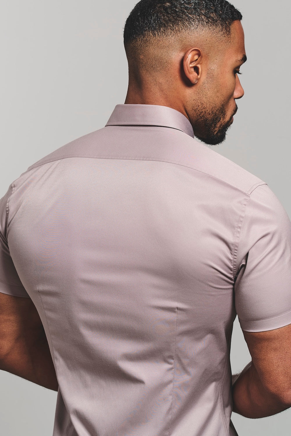 Muscle Fit Short Sleeve Signature Shirt in Truffle