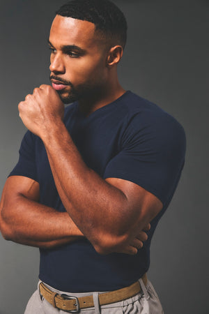 Muscle Fit V-Neck in Navy