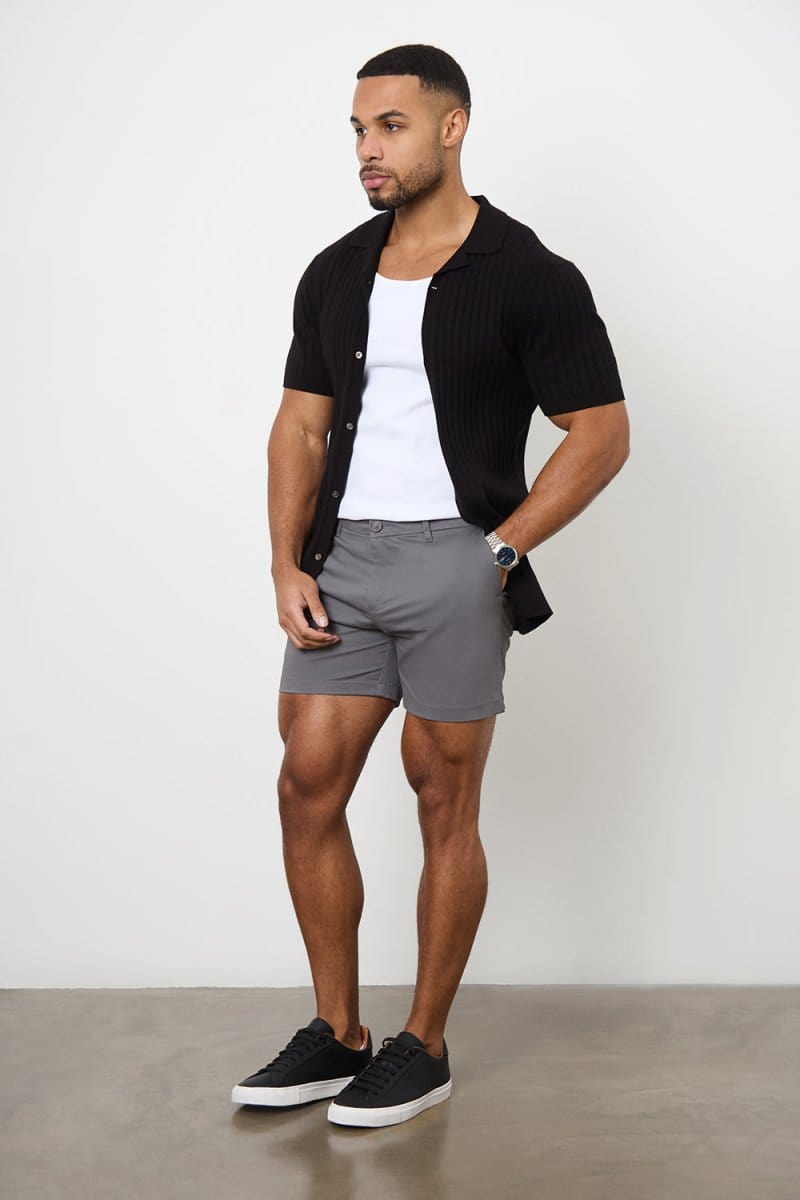 Model is 5'11 and wears a size 34W for a looser fit (31" waist, 31" inside leg)