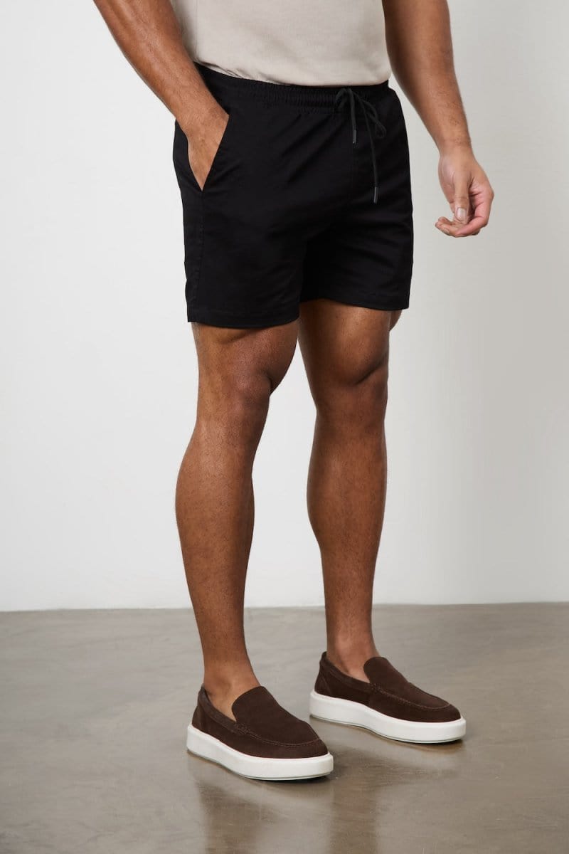 Model is 5'11 and wears a size 34W for a looser fit (31" waist, 31" inside leg)
