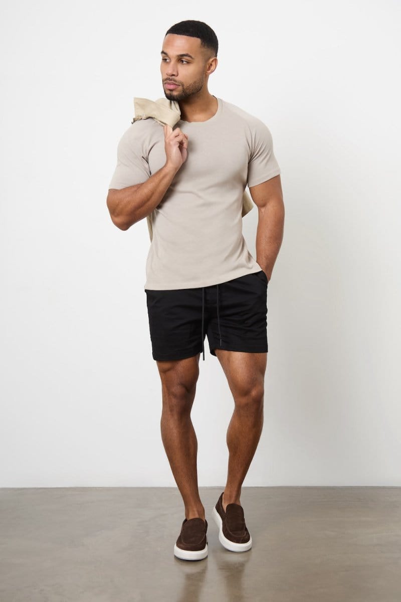 Model is 5'11 and wears a size 34W for a looser fit (31" waist, 31" inside leg)